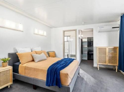1 dormitorio con 1 cama grande en una habitación en Your own Retreat, en Eagleby