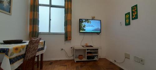 A television and/or entertainment centre at Glória' loft