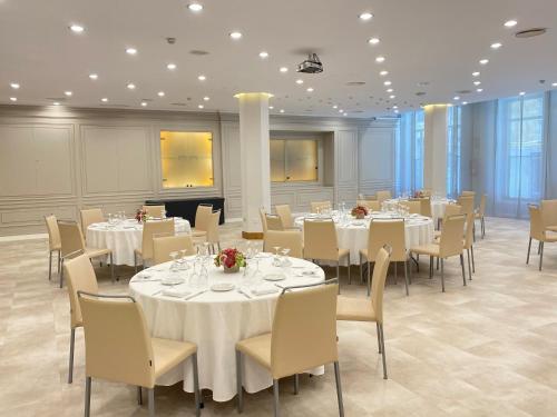 a conference room with tables and chairs at Lamaro Hotel in Barcelona