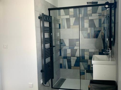 een badkamer met een glazen douche en een wastafel bij Villa Saint Mart in Saint-Martin-de-Ré