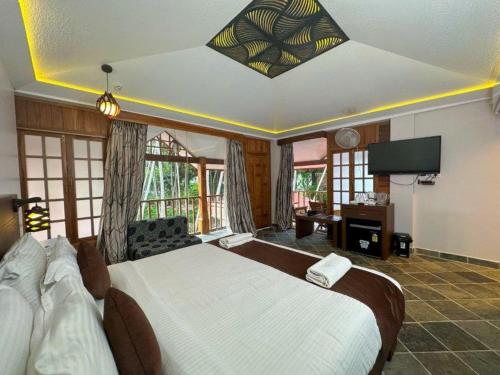 ein Schlafzimmer mit einem großen Bett in einem Zimmer in der Unterkunft Havelock Island Beach Resort in Havelock Island