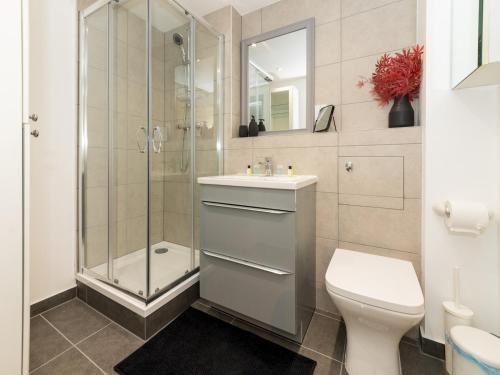 y baño con ducha, aseo y lavamanos. en High Spec Modern Flat - Reading Centre - Free allocated Parking, en Reading