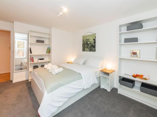 Un pat sau paturi într-o cameră la High Spec Modern Flat - Reading Centre - Free allocated Parking