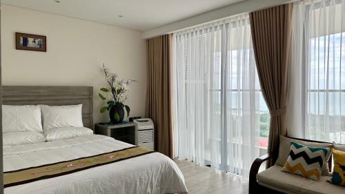 Apec Mandala Phú Yên View Biển في توي هوا: غرفة نوم بسرير ونافذة كبيرة