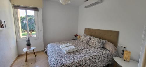 une petite chambre avec un lit et une fenêtre dans l'établissement IRIS Nº 131 Benalmadena, à Benalmádena