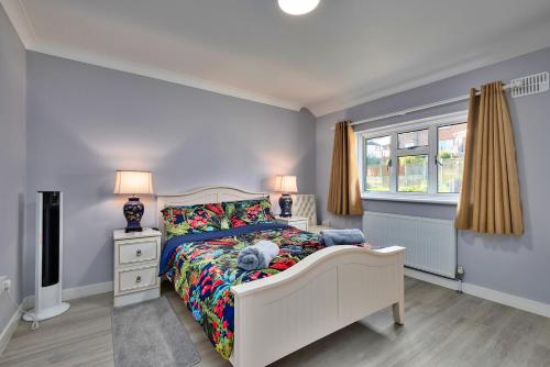 ein Schlafzimmer mit einem Bett mit einem Teddybär drauf in der Unterkunft Finest Retreats - Royal Nights Place in Rochester