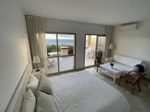 Posteľ alebo postele v izbe v ubytovaní Estudio con insuperables vistas al Mar: Aparcamiento