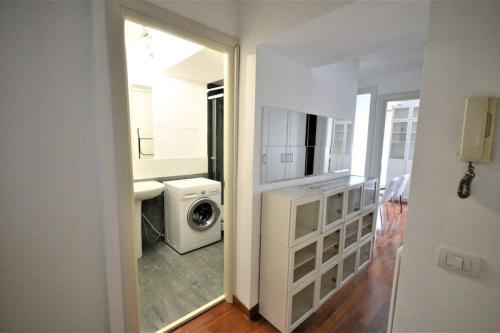 eine Küche mit Waschmaschine und Trockner im Zimmer in der Unterkunft Appartamento in viale in Triest