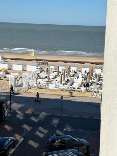 une personne faisant du skateboard sur la plage dans l'établissement Beach-la-Mar, à Knokke-Heist