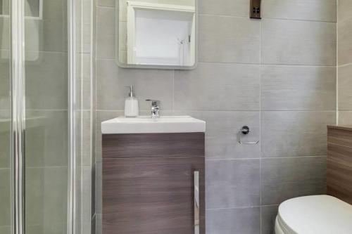 A bathroom at Large Double En-suite Bedroom in a House in London, Private Parking & Garden, 2 minute walk from underground, Free Wi-Fi