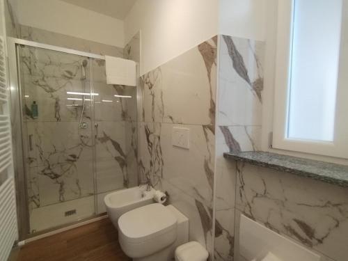 Ένα μπάνιο στο HH Hermoso Housing Asti