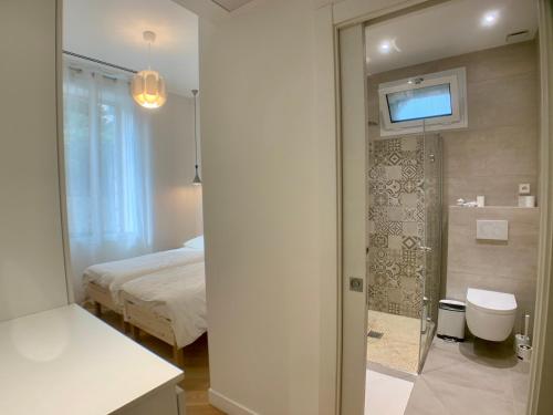 - une chambre avec un lit et une salle de bains pourvue d'une douche dans l'établissement Appartement Monaco La Turbie avec Parking, à La Turbie