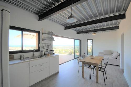 une cuisine et une salle à manger avec une table et une salle à manger dans l'établissement Fort Almanarre, à Hyères