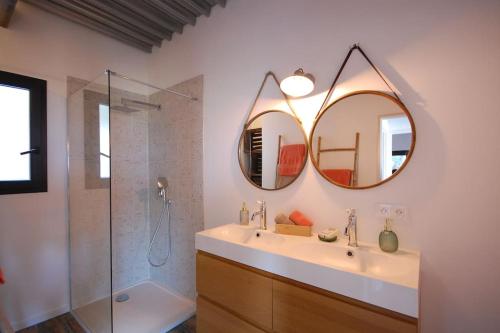 une salle de bain avec un lavabo, une douche et un miroir dans l'établissement Fort Almanarre, à Hyères