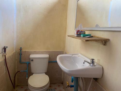 a bathroom with a toilet and a sink at Souksanh Guesthouse in Ban Donsôm