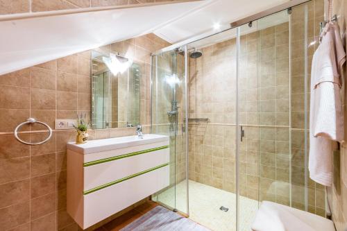 y baño con ducha y lavamanos. en Buger - 3721 Mallorca, en Búger