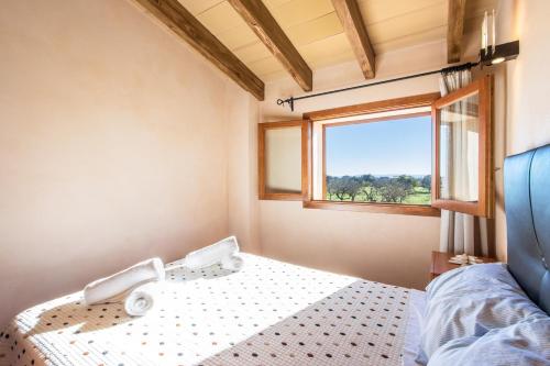 Habitación pequeña con cama y ventana en Buger - 3721 Mallorca, en Búger