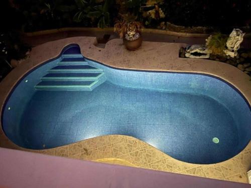 una gran piscina azul en un patio trasero por la noche en Casa Marechen Gilbert, en La Mareta