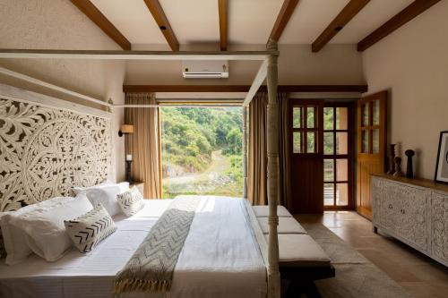 En eller flere senge i et værelse på SaffronStays Moringa Valley - Cidar Villa