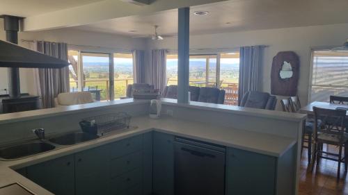 cocina con vistas a un comedor en 505 CONROD STRAIGHT MOUNT PANORAMA en Bathurst