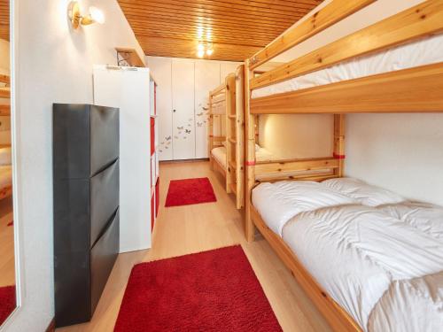 Tempat tidur susun dalam kamar di Apartment Dixence 404 by Interhome
