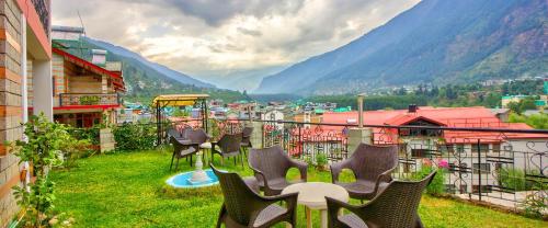 Bonfire Manali : Hadimba Temple – Photos 3