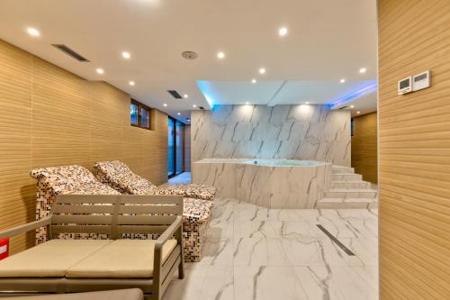 a waiting room with a jacuzzi tub in a wall at Apartman Zelenbor 4 Vila Zlatibor Luxury&Spa in Zlatibor
