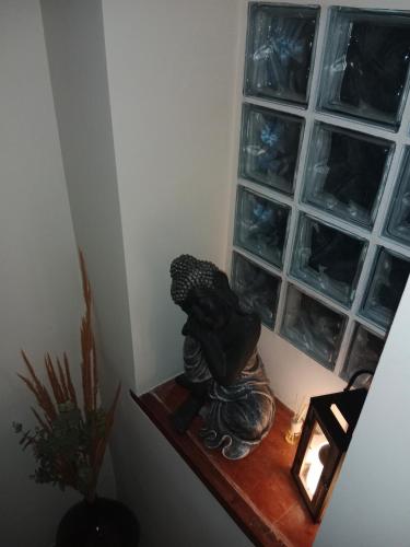 a statue sitting on a shelf next to a window at La Milotxa in Adsubia