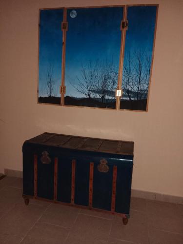 a window with a blue trunk in a room at La Milotxa in Adsubia