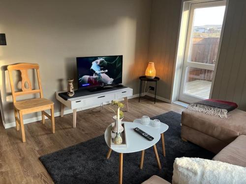 TV a/nebo společenská místnost v ubytování Sunny Westman Islands Apartment