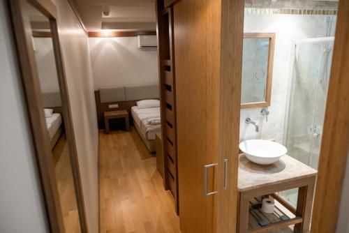 een kleine badkamer met een wastafel en een spiegel bij Bitez Corner Boutique Hotel in Bitez