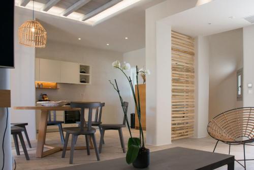 圖羅斯的住宿－Luxury Mykonos Villa - Stunning Seaviews - 4 Bedrooms - Jacuzzi - Agia Sofia Villa，厨房以及带桌椅的用餐室。