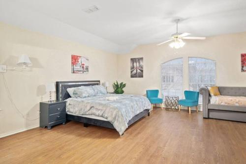 Un dormitorio con una cama, un sofá y una silla. en Hot Tub! 4BR 3BA Modern, newly remodeled, 16 ppl, en McKinney