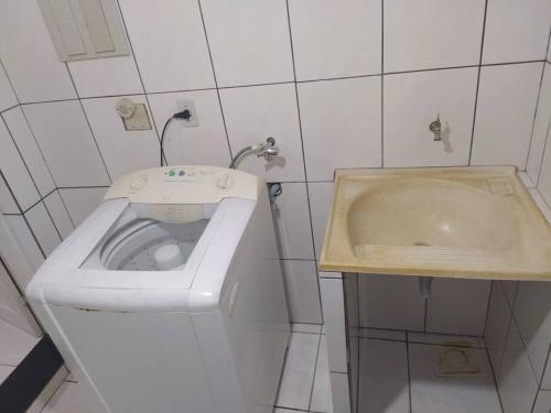 a small bathroom with a toilet and a sink at Grandes Grupos Casa 2 in Sao Paulo