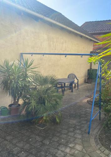 eine Terrasse mit einem Tisch, Stühlen und Pflanzen in der Unterkunft Monteur Wohnung Unterkunft in Hohberg