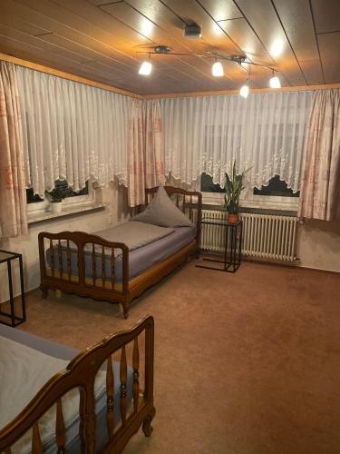 1 Schlafzimmer mit 2 Betten und 2 Fenstern in der Unterkunft Monteur Wohnung Unterkunft in Hohberg