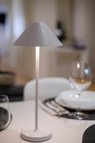 a white lamp sitting on a table with a plate at Veroniamo in Verona