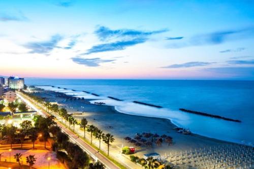 a plane flying over a beach with the ocean at Appartamento in zona centrale DIMORA FIDUCIA in Pescara