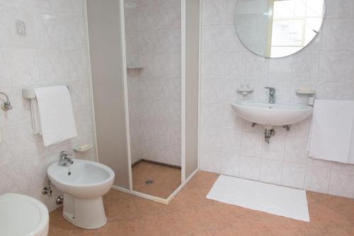 uma casa de banho com um lavatório, um WC e um espelho. em B&b Pozzi Dolci em Aradeo
