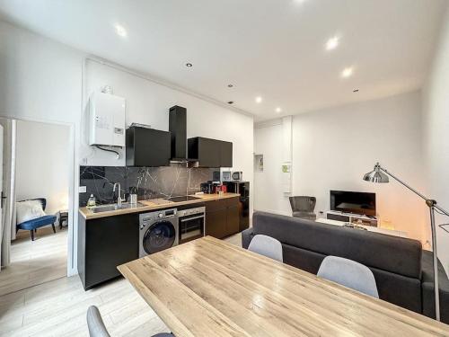 un salon avec une table et un canapé dans l'établissement Cosy appart - lyon 6 - Gare Partdieu - Lafayette 1, à Lyon