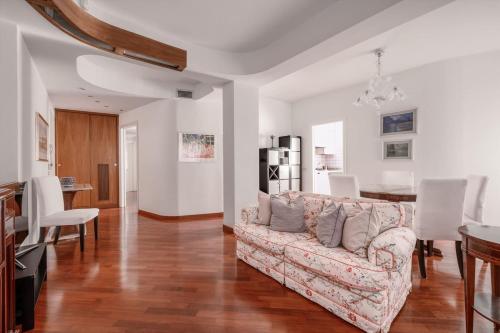 ein Wohnzimmer mit einem Sofa und einem Esszimmer in der Unterkunft Vatican Museum Apartment - Zen Real Estate in Rom