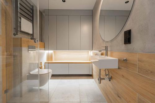 een badkamer met een wastafel, een toilet en een spiegel bij Apartament Na Górce - Enklawa Pod Skrzycznem - Dream Apart in Szczyrk