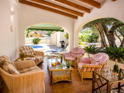 een patio met een aantal stoelen en tafels bij Holiday Home Villa Passera by Interhome in Orba