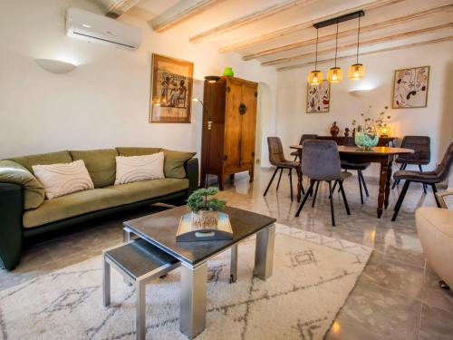 een woonkamer met een bank en een tafel bij Holiday Home Villa Passera by Interhome in Orba