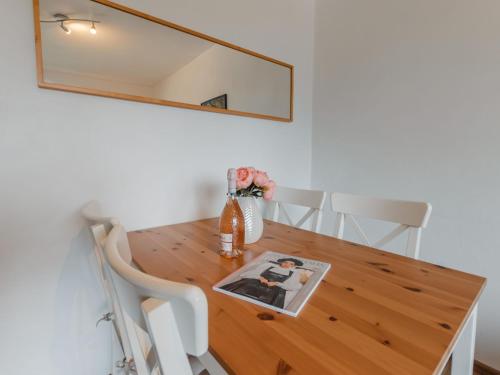 een eettafel met een spiegel aan de muur bij Apartment Smilla by Interhome in Bad Gastein