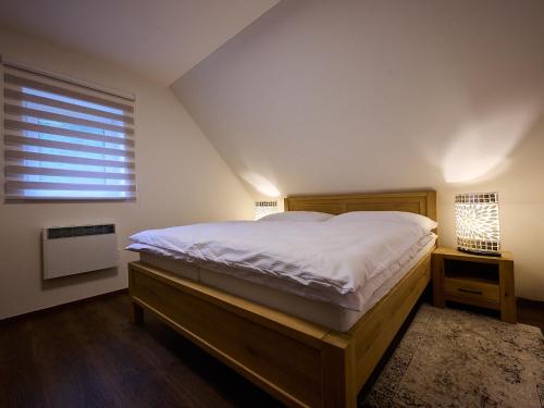 Ένα ή περισσότερα κρεβάτια σε δωμάτιο στο Chalet U lesa by Interhome