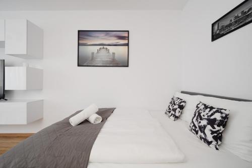 Кровать или кровати в номере Comfy Studio Legnicka by Noclegi Renters