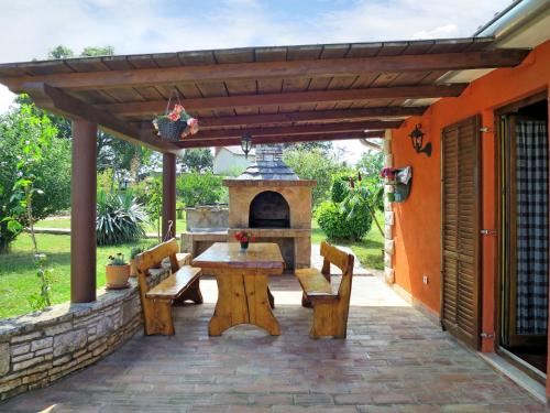 d'une terrasse avec une table de pique-nique et une cheminée. dans l'établissement Holiday Home Milena - LBN354 by Interhome, à Barban