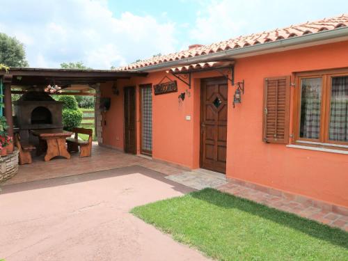 une maison orange avec une terrasse et une cheminée dans l'établissement Holiday Home Milena - LBN354 by Interhome, à Barban