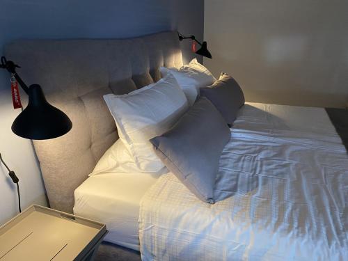 um quarto com uma cama branca com almofadas em Weinquartier11 em Bernkastel-Kues